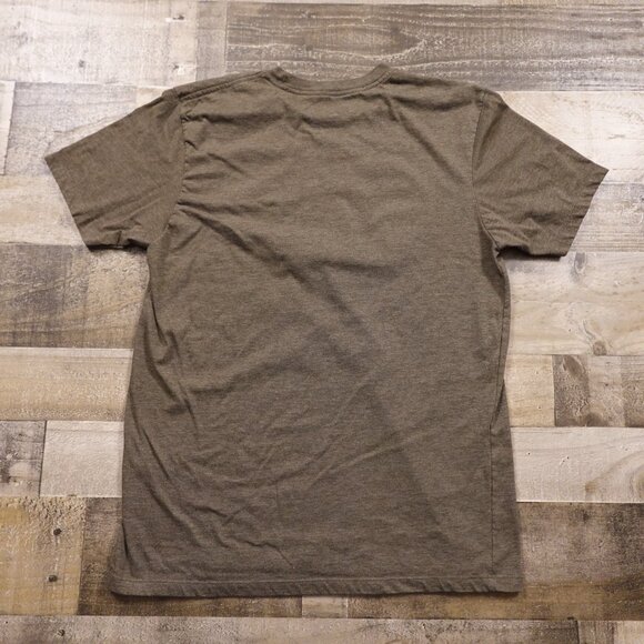 Ariat Graphic T-Shirt Heather Brown Ranch Scene – Men's Size Large - Picture 6 of 6